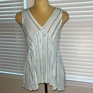 Womens Umgee v neck sleeveless blouse. Size S